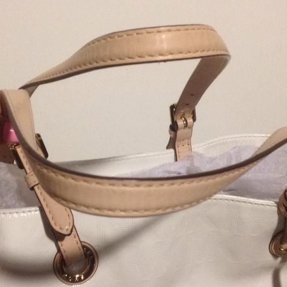 ❤SOLD❤SOLD❤ITS BEEN SOLD❤MICHAEL KORS WHITE TOTE - Picture 8 of 8